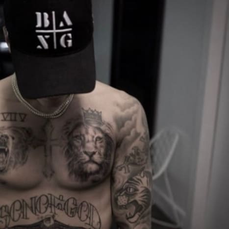 Φωτογραφία: Bang Bang/Instagram. Στο στιγμιότυπο του Bang Bang στο Instagram, ο Bieber ποζάρει (χωρίς πουκάμισο, φυσικά) με ένα καπέλο που καλύπτει το πρόσωπό του και την εντυπωσιακή συλλογή μελανιού του στην οθόνη, συμπεριλαμβανομένων των νέων τατουάζ αρκούδας, αετού και λιονταριού. Ο τραγουδιστής έκανε το ντεμπούτο του για πρώτη φορά με το τατουάζ grizzly bear, με μελάνι κάτω από το τατουάζ με ρωμαϊκούς αριθμούς στη δεξιά πλευρά του στήθους του και το τατουάζ αετού, τοποθετημένο ανάμεσα στα τατουάζ του 