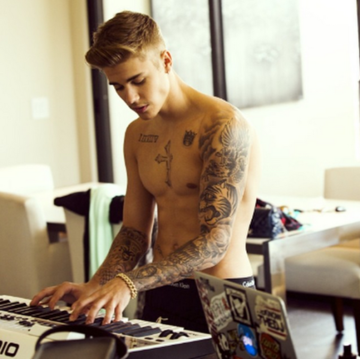 Ο Justin Bieber προτού προσθέσει τα πιο πρόσφατα τατουάζ του στο στήθος του και στο μεσαίο τμήμα του. Φωτογραφία: Justin Bieber/Instagram