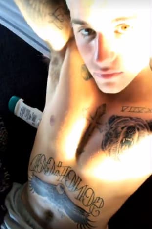 Φωτογραφία: Justin Bieber/Instagram Ο Justin Bieber πρόσθεσε τώρα μια βρυχάμενη αρκούδα στο στήθος του και έναν αετό που ουρλιάζει στην κοιλιά του στην αυξανόμενη συλλογή τατουάζ του. Το νέο τατουάζ αρκούδας του Bieber βρίσκεται στη δεξιά πλευρά του στήθους του, μεταξύ του μεγάλου σταυρού και των τατουάζ με ρωμαϊκούς αριθμούς, και το τατουάζ αετού εκτείνεται σε όλο το πλάτος της κοιλιάς του, κεντραρισμένο μεταξύ των σεναρίων του 