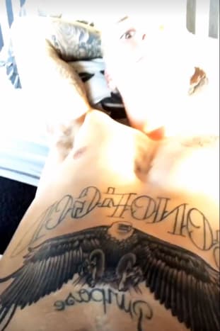 Φωτογραφία: Justin Bieber/InstagramΤο τατουάζ του Bieber με τον αετό, με τα σπασμένα και τεντωμένα φτερά του, έχει ήδη συγκριθεί με το επικίνδυνο τατουάζ κάτω από το στήθος της Αιγυπτιακής θεάς Isis Rihanna που αποκαλύφθηκε το 2012 και το τατουάζ 