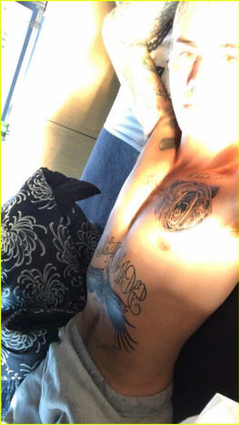 Φωτογραφία: Justin Bieber/Instagram Δεν υπάρχει ακόμη καμία λέξη για το νόημα πίσω από τα τατουάζ αρκούδας και αετού, αλλά ο Bieber, ο οποίος ολοκληρώνει την παγκόσμια περιοδεία του στην Αυστραλία και τη Νέα Ζηλανδία, ανέβασε τα βίντεο τατουάζ χωρίς πουκάμισο λίγες ώρες μετά τη διάσημη πρώην του η φίλη της, Selena Gomez, φωτογραφήθηκε να χαλαρώνει στο The Weeknd σε ένα ραντεβού στην γενέτειρά του, το Τορόντο. Είναι προφανές ότι ο Μπίμπερ, ο οποίος χλεύασε τον Καναδό του σε συνέντευξή του τον Ιανουάριο στο TMZ, δεν είναι οπαδός του The Weeknd και αυτό το άγριο νέο μελάνι μπορεί να είναι ο τρόπος του να τραβήξει άλλη μια φωτογραφία στο νέο όμορφο Γκόμεζ.