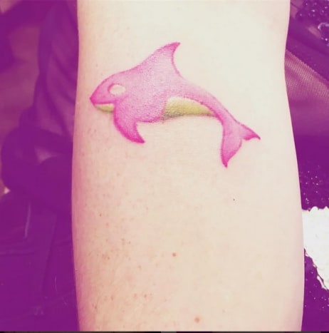 Keshas nye blæk er af en lille lyserød og gul hval, der er påført hendes arm, men den lille spækhugger er ikke Keshas eneste hvaltatovering. Hun har mindst tre andre hval-tema tats, og synes indstillet på at dække hendes krop i dem. Et foto af Keshas seneste tatovering blev lagt ud på hendes Instagram-konto den 10. januar, og på billedet er sangerens helt nye lyserøde og gule tatovering af en spækhval fuldt udstillet. Kesha skrev billedet, 