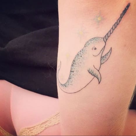Ved at være tro mod sit hval-tatoveringstema sidst i fjor gik Kesha tilbage under nålen for at få en tatovering af en narhval, en blegfarvet marsvin, der lever i de arktiske farvande omkring Grønland, Rusland og Canada. Narhvalen har tilnavnet 