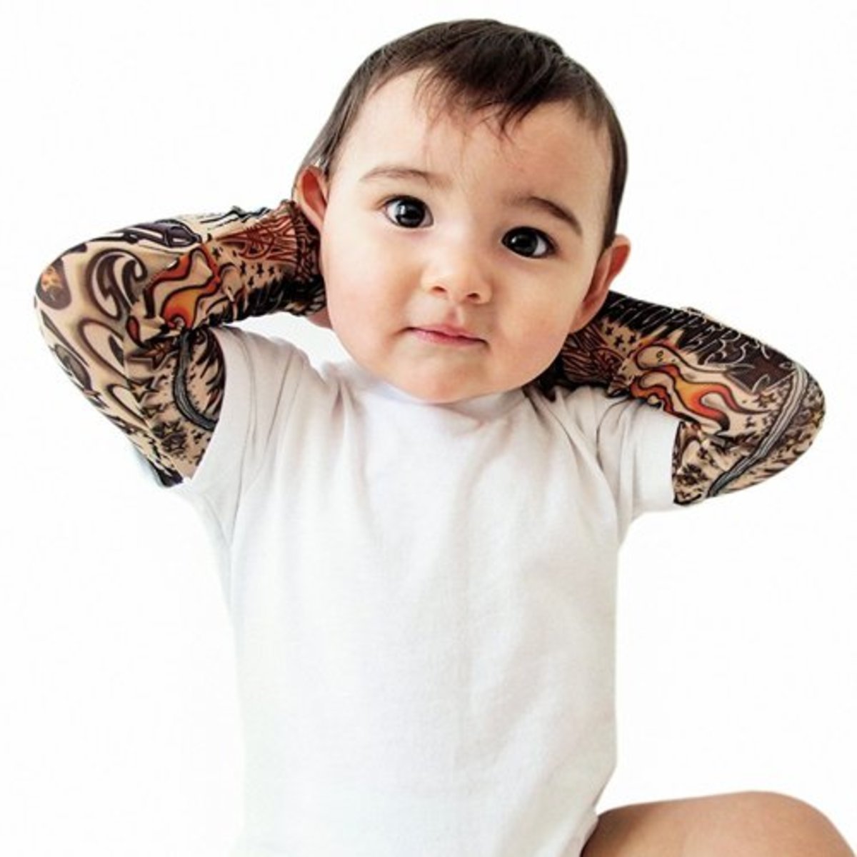 2-spædbarn-tatoverings-ærme-hvid-onesie