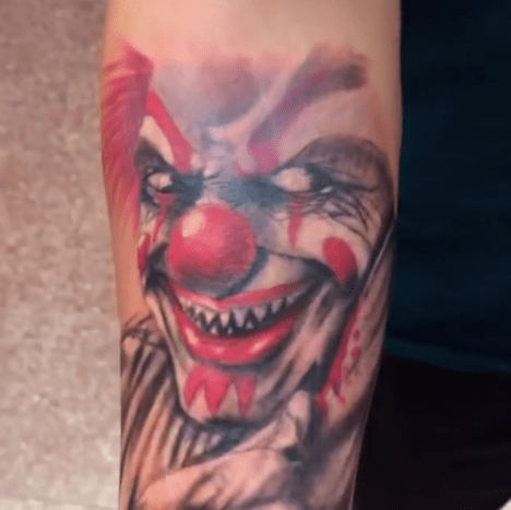 skræmmende klovn tatovering