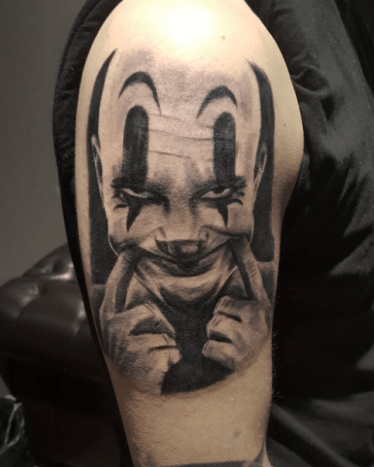 ασπρόμαυρο τρομακτικό τατουάζ κλόουν