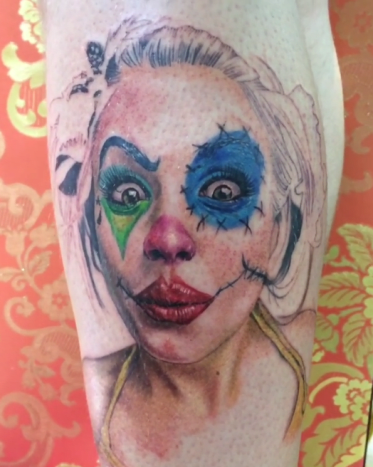 uhyggelig pige klovn tatovering