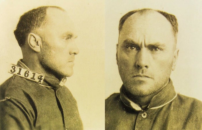 Φωτογραφία μέσω του ozy Αυτός ο τύπος ήταν τέρας τόσο ψυχικά όσο και σωματικά. Βίασε και σκότωσε (μέσω στραγγαλισμού και ξυλοδαρμού με σιδερένια ράβδο) πάνω από 22 άνδρες και αγόρια μεταξύ 1920 και 1929. Είναι επίσης ύποπτος για σοδομάτισμα πάνω από 1.000 αγοριών. Ενώ ήταν σε θανατική ποινή, αυτό δήλωσε ο Panzram: «Στη ζωή μου δολοφόνησα 21 ανθρώπους, έχω διαπράξει χιλιάδες διαρρήξεις, ληστείες, ληστείες, εμπρησμούς και, τελευταίο αλλά όχι λιγότερο σημαντικό, έχω διαπράξει σοδομία σε περισσότερους από 1.000 άνδρες. όντα. Για όλα αυτά δεν λυπάμαι ούτε λίγο. «Εκτελέστηκε μέσω απαγχονισμού στο Κάνσας στις 5 Σεπτεμβρίου 1930. Ο Panzram είχε ένα μεγάλο τατουάζ με άγκυρα σκάφους στο αριστερό του αντιβράχιο, μια άλλη άγκυρα με αετό και κεφάλι Κινέζου στο δεξί αντιβράχιο και δύο αετούς στον στήθος με τις λέξεις «ΕΛΕΥΘΕΡΙΑ και ΔΙΚΑΙΟΣΥΝΗ» τατουάζ κάτω από τα φτερά τους.