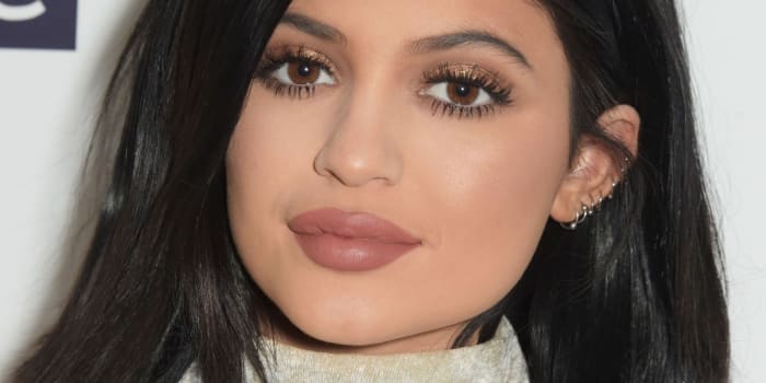 Hvad synes du om Kylie Jenner's nye læber? Foretrækker du naturlig eller forstærket skønhed? Fortæl os dine tanker i kommentarfeltet på Facebook.