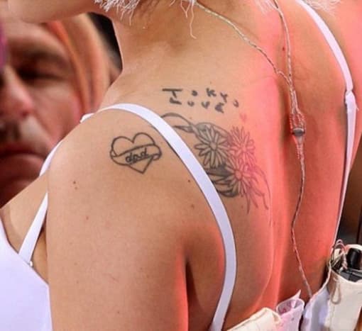 Ένα σύμπλεγμα στον αριστερό ώμο της Gaga απεικονίζει μια καρδιά που λέει