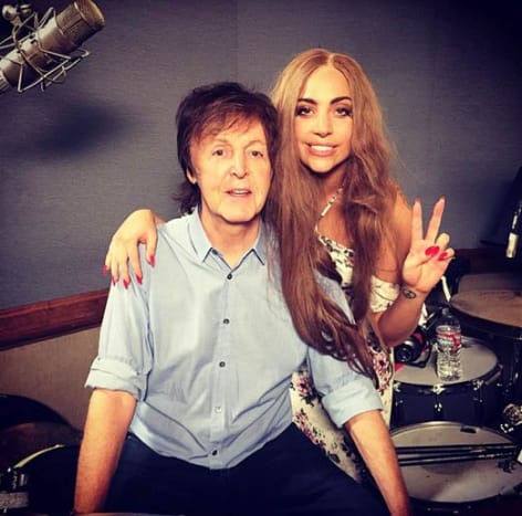 Η Gaga είπε ότι το μικρό σημάδι ειρήνης στον καρπό της ήταν εμπνευσμένο από τον John Lennon. Ναι, γνωρίζουμε ότι είναι με τον Paul McCartney και όχι με τον John, στη φωτογραφία.