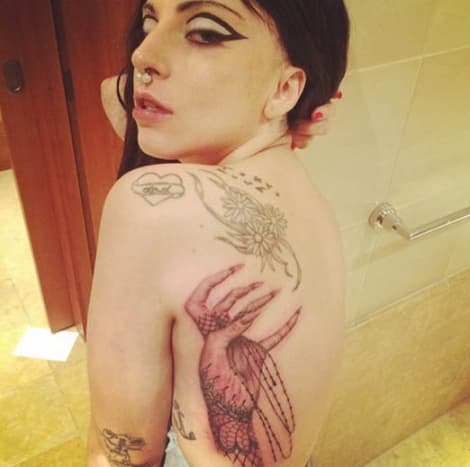 Ένα από τα πιο πρόσφατα κομμάτια της και αυτό που η Gaga αναφέρεται ως «τέρας πόδι», & apos; την πλησιάζει από την πλάτη της.