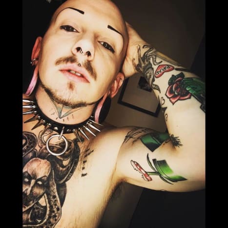 Ο Τζόνσον, ο οποίος έχει ήδη μια συλλογή τατουάζ στα χέρια, το λαιμό και το στήθος του, είπε στην Τζεζεμπέλ ότι η ιδέα για το τατουάζ ήρθε ενώ αυτός και ο καλλιτέχνης του προσπαθούσαν να σκεφτούν το επόμενο τατουάζ που πρέπει να κάνει.