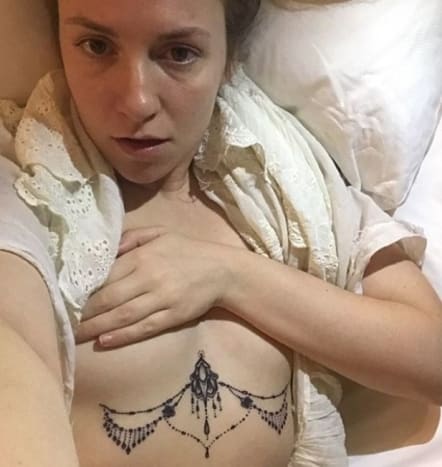 (Φωτογραφία: Lena Dunham/Instagram) Το τελευταίο τατουάζ της Dunham μοιάζει με ένα κόσμημα μόνιμου σώματος, με ένα περίτεχνο κομμάτι που μοιάζει με καρφίτσα αγκυροβολημένο στο κέντρο του στήθους της και μια χάντρα, διακοσμητική αλυσίδα που εκτείνεται κάτω από κάθε στήθος της. Η Ντάναμ έκανε το πρώτο της τατουάζ στο στήθος στο Instagram, λέγοντας τη selfie χωρίς πουκάμισο, 