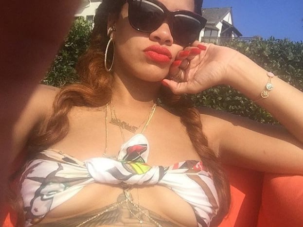 (Φωτογραφία: Rihanna/Instagram) Το τατουάζ στο στήθος της Rihanna, μελάνι πριν από πέντε χρόνια φέτος το καλοκαίρι, είναι προς τιμήν της αείμνηστης γιαγιάς της, Clara 