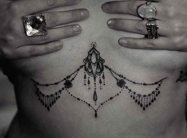 (Φωτογραφία: Trine Grimm/Instagram) Το νέο τατουάζ της Lena Dunham σφραγίστηκε από τον καλλιτέχνη τατουάζ με έδρα τη Νορβηγία Trine Grimm του Lucky 7 Tattoos και ενώνεται με πολλά άλλα μοναδικά κομμάτια που η ηθοποιός είχε μελανώσει στο σώμα της όλα αυτά τα χρόνια, συμπεριλαμβανομένης μιας εικόνας εμβληματικής η γυναίκα skateboarder Laura Thornhill Caswell κάνει πατινάζ σε μια από τις ουλές ενδομητρίωσης στο στομάχι της.