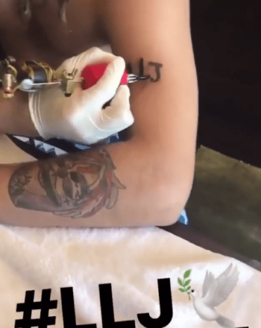 Tatuointi tarkoittaa Logn Live Jahsenia, ja se kunnioittaa muusikkoa XXXTentacionia, joka murhattiin 18. kesäkuuta 2018. Mitä mieltä olet hänen DIY -musteestaan? Jaa ajatuksesi Facebookin kommenttiosassa.