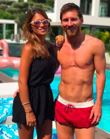 Lionel Messi ei ole vieras tatuoinnille. Argentiinalainen jalkapallotähti keinuttaa jo täyteen hihaan oikeaa käsivarttaan ja puolihiutaa vasempaan jalkaansa, jota hän äskettäin uudistanut mustan mustan musteen sotkulla, mutta tämä uusi huulitatuointi on hänen rohkein ylivoimaisesti. Messin mukaan lonkatatuointi tehtiin jossain vaiheessa kesää, kun taas 30-vuotias nautti kipeästi vapaa-ajasta leikkimisestä ja symboloi sitä, miten hän aina kantaa vaimonsa suudelman häntä.