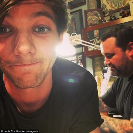 (Louis Tomlinson blev tatoveret af Erik Gillespie tilbage i december 2015. Foto: Louis Tomlinson/Instagram) Louis Tomlinsons røvtatovering blev udført helt tilbage i december 2015, men sangeren afslørede ikke på det tidspunkt, hvilket design han havde tryk på hans derriere , selvom det virkede sandsynligt, at han valgte den samme tatovering som broren til hans kæreste på det tidspunkt, Danielle Campbell. Ifølge rapporter stoppede Tomlinson i Chicago for at se Campbell og hendes familie, inden han fløj tilbage til Storbritannien i ferien, og sangeren endte på en eller anden måde på et bord på Great Lakes Tattoo med bukserne nede. Sangeren afslørede aldrig officielt, hvilken tatovering han fik på hans røv, men han lagde et Instagram -billede af tatovør Erik Gillespie, der arbejdede på sin numse, med billedteksten 