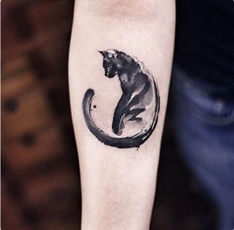 Στη διαχρονική συζήτηση της γάτας εναντίον του σκύλου, αν θεωρείτε τον εαυτό σας γάτα, αυτό το τατουάζ γάτας σε νερομπογιά στο New Tattoo Studio στο Πεκίνο της Κίνας είναι ένας μοναδικός και καλλιτεχνικός τρόπος δείξτε υποστήριξη για τον αγαπημένο σας φίλο αιλουροειδών.