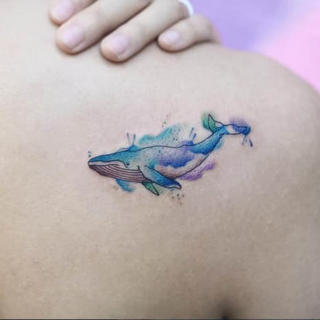 Watercolor Whale Tattoo Τατουάζ Watercolor είναι όλη η μόδα αυτές τις μέρες και αυτό το κομμάτι φάλαινας με απόχρωση του ωκεανού, που έγινε από την καλλιτέχνη τατουάζ Georgia Gray, είναι σίγουρα ένα από τα αγαπημένα μας. Ο ασταθής, εξωτερικός σχεδιασμός της φάλαινας το κάνει ακόμα πιο ελκυστικό.
