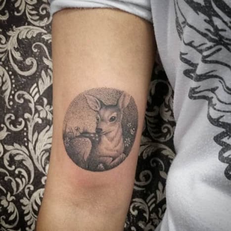 Baby Deer Dotwork Ink Δεν μπορείτε να αγαπήσετε τα ζώα και να μην είστε φαν του Bambi, σωστά; Αυτό το εντυπωσιακό τατουάζ 