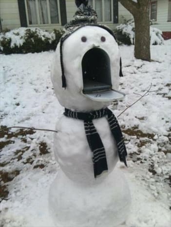 Lyön vetoa, että postityöntekijä hyppää pois housuistaan ​​nähdessään tämän lumiukon.