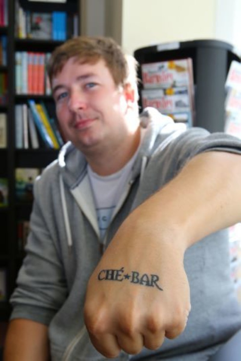 Humalassa tatuointi, Adam Marsh tatuointi, Che Bar tatuointi, Che Bar, pimennys tatuointi, tatuointi epäonnistuu, tatuointi pahoittelee, mustelehti