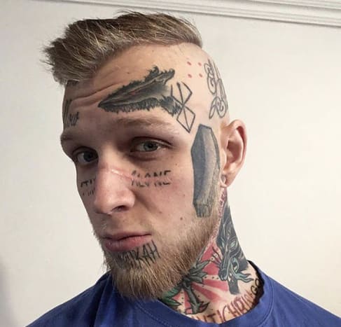 Han blev tatoveret besat i en ung alder, efter at have indgået et forhold med en tatovør som teenager.