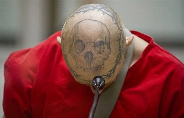 Foto via nydailynews Ud over sit ansigts-, øjeæble og forskellige andre tatoveringer, har Barnum et kranium på toppen af ​​hans kranium.