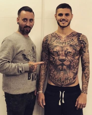 Σύμφωνα με την ανάρτηση του Mauro Icardi στο Instagram, το νέο τατουάζ του κορμού του λιονταριού έγινε σε τρεις συνεδρίες σε διάστημα πέντε μηνών και ο άντρας πίσω από το μελάνι είναι ο Artur of Holy Koi Tattoo στο Λας Πάλμας της Ισπανίας. Ο Icardi έγραψε μια από τις φωτογραφίες του Instagram με το φρέσκο ​​τατουάζ του με ένα μήνυμα στον καλλιτέχνη τατουάζ, το οποίο μεταφράζεται σε: «Όπως πάντα, φίλε μου, ευχαριστώ πολύ για αυτό το έργο τέχνης που ξεκινήσαμε ως φόρο τιμής στους δύο μικρούς μου έρωτες, τη Francesca και την Isabella Το Τα λέμε σύντομα για να συνεχίσουμε.