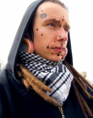 Φωτογραφίες μέσω Mod Blog Στις μέρες του Roni, η τροποποίηση του σώματος έγινε πόλεμος με μερικά τατουάζ και ένα σωρό τρυπήματα και το τέντωμα των λοβών των αυτιών. Αλλά η Βερόνικα ήταν ακόμα η Ρόνι σε εκείνο το σημείο.