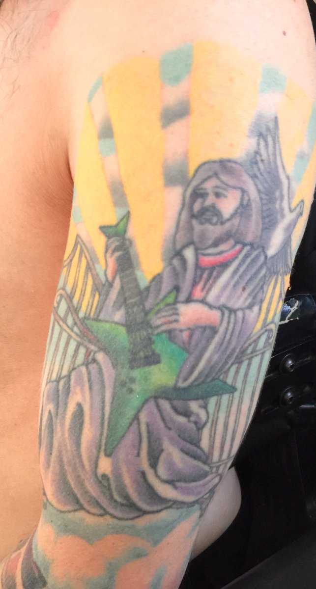 Το τατουάζ του Oxley's Jesus εμπνευσμένο από τον Dimebag Darrell της Pantera.