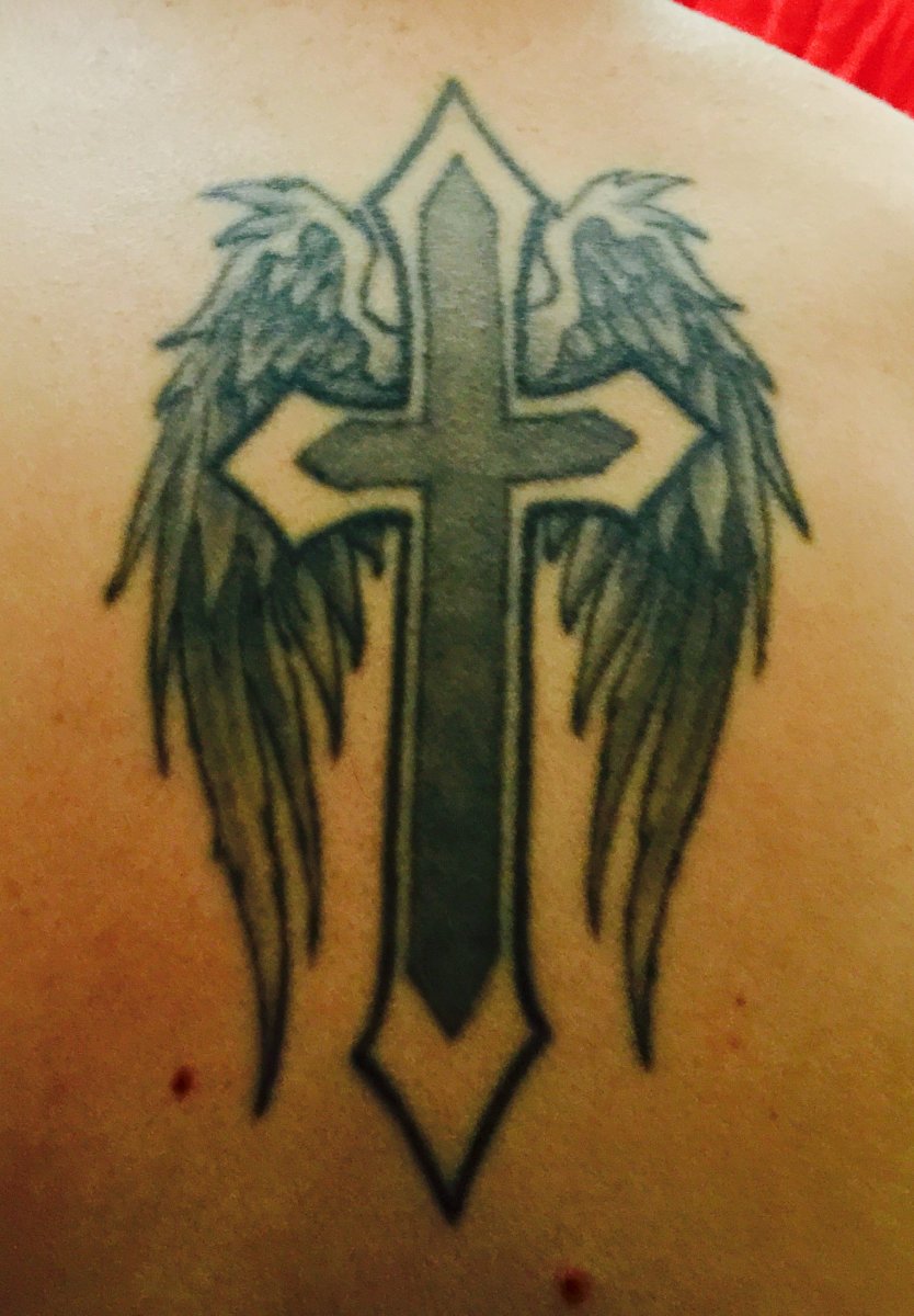 Το πρώτο τατουάζ του Oxley ήταν ένας σταυρός με φτερά αγγέλου που μαζί με τον μπαμπά του έκαναν.