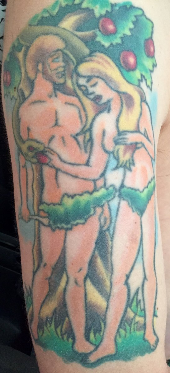 Ο Oxley είπε στον Inked ότι τα τατουάζ του βασίζονται συχνά στην πίστη. Πάνω είναι το τατουάζ του με τον Αδάμ και την Εύα.