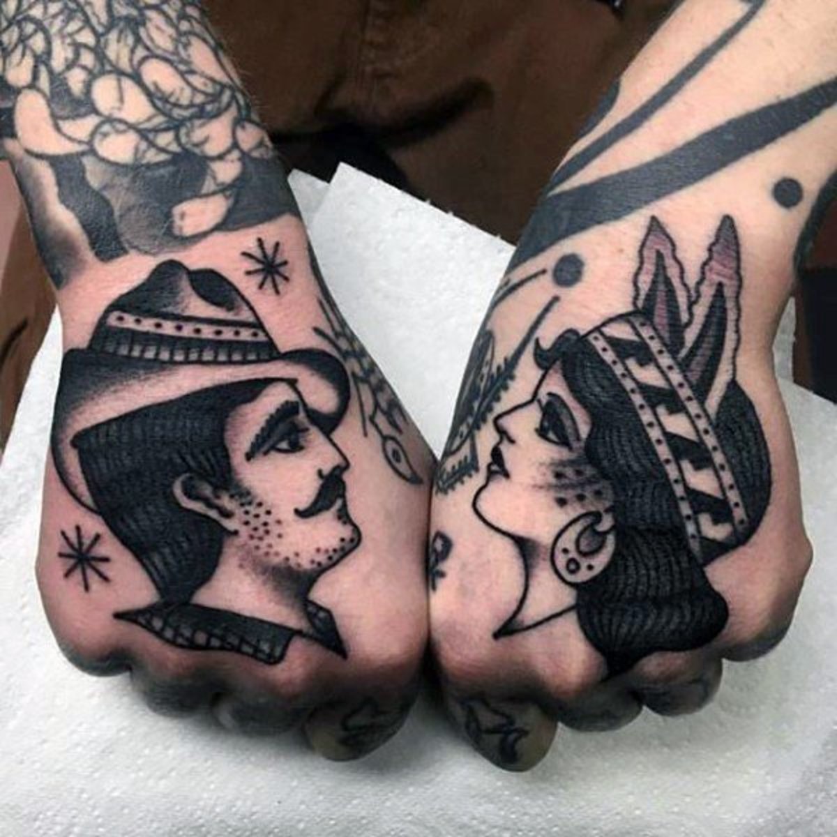 perinteisesti sisustettu-tatuointi-of-a-man-and-woman-miesten käsissä