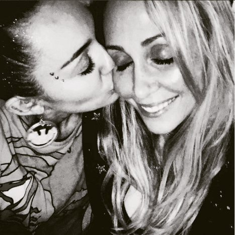 Φωτογραφία: Tish Cyrus/Instagram. Είτε είναι παντρεμένη είτε όχι, ο «μπαμπάς» θα έχει πάντα μια ξεχωριστή θέση στην καρδιά της κόρης του… και μια μόνιμη θέση στο πόδι της. Perhapsσως το επόμενο τατουάζ της Miley να είναι μια κραυγή στη μητέρα της, Tish;