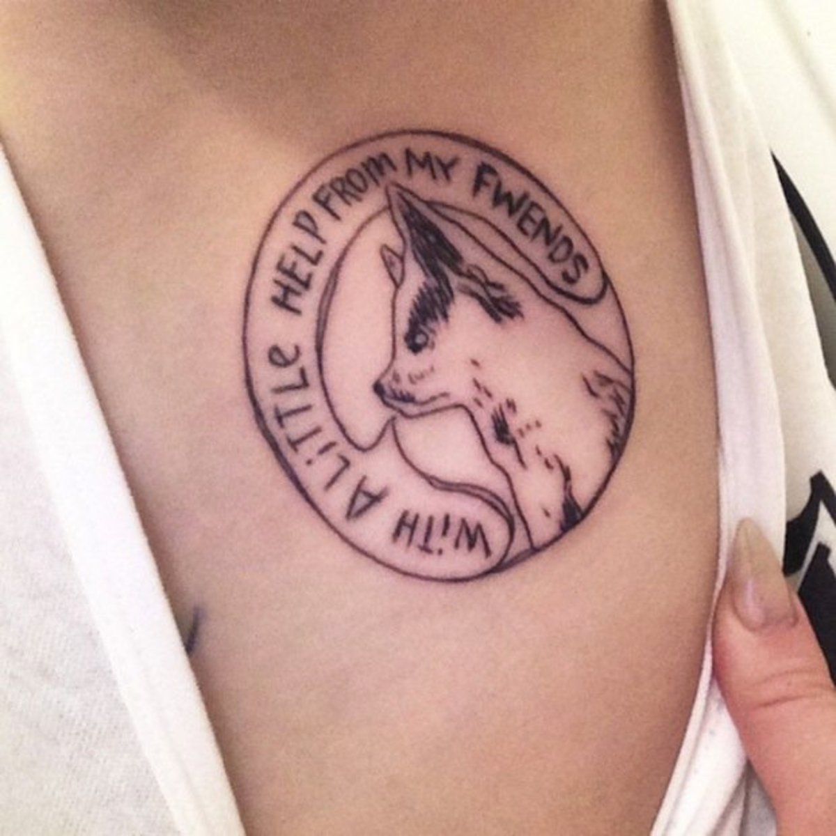 Lähikuva Miley Cyrus & apos; Floydin tatuointi.