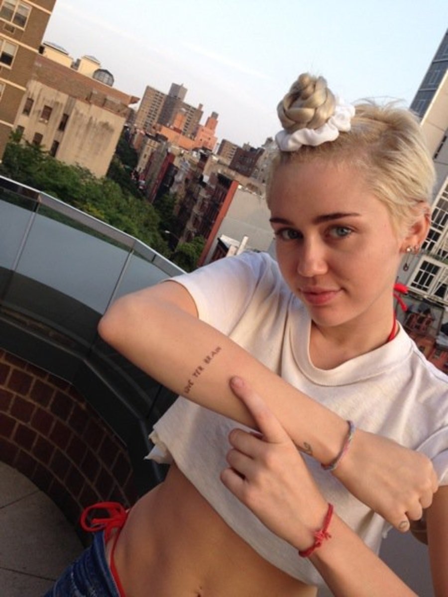 Η Miley Cyrus επιδεικνύει το σενάριο τατουάζ της από τον Bang Bang.