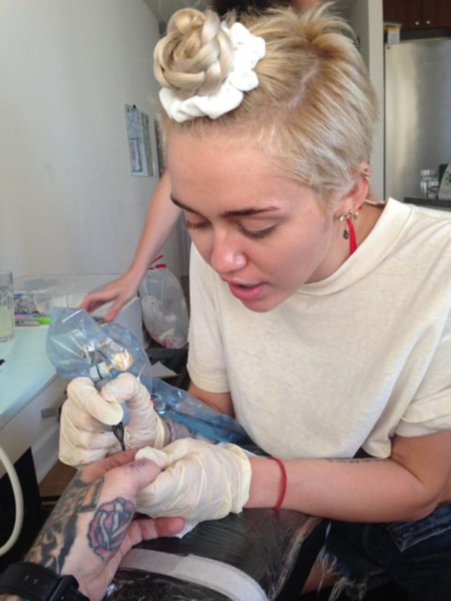 Miley Cyrus tatuoi Bang Bang.