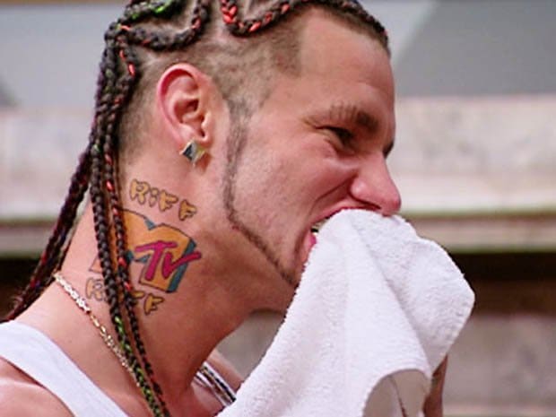 Από τα πολλά, πολλά τατουάζ του, το πιο αξιοσημείωτο μελάνι του Riff Raff πρέπει να είναι το λογότυπό του στο MTV. ΠΑΤΗΣΤΕ ΕΔΩ για περισσότερα σχετικά με τον Riff Raff και τα τατουάζ του.