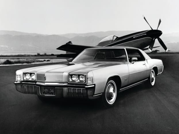 Jeg elsker de store amerikanske luksuscoupes i begyndelsen af ​​1970'erne. Jeg havde en og gjorde den til en seks-personers cabriolet.
