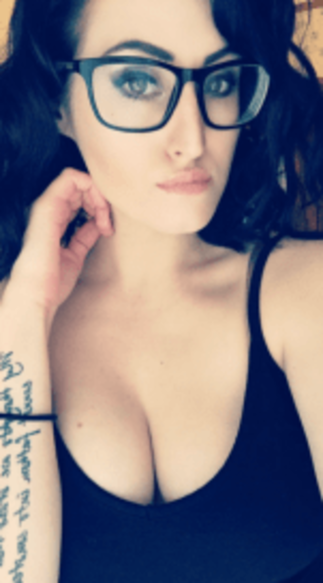 pige-iført-briller-og-arm-tatovering