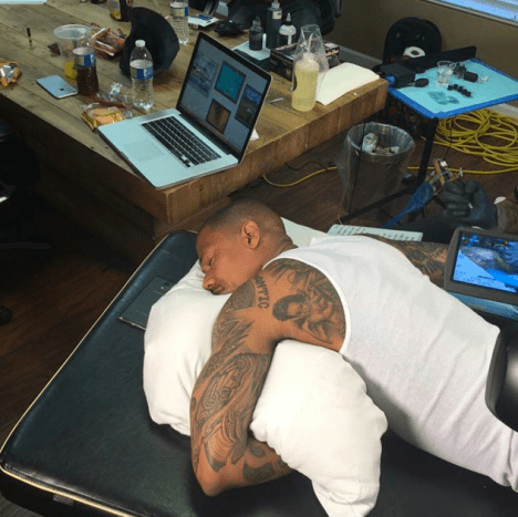 Κοιμάται τις συνεδρίες του με τον τατουάζ Bobby Serna.