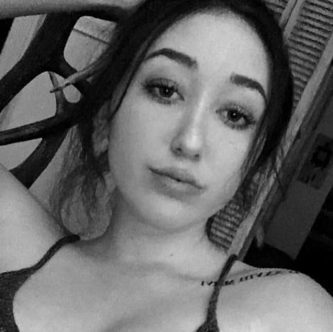 Noah Cyrus & apos; Ensimmäinen tatuointi oli joukko roomalaisia ​​numeroita, jotka oli omistettu hänen isoisälleen. Kuva: Noah Cyrus/Instagram