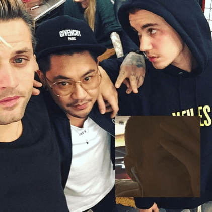 Justin Bieber Jon Boy tatoverede Biebz over Mors dag weekend. Den 22-årige popstjerne fik en lille krydstatovering nær hjørnet af hans venstre øje. Jon Boy fortalte US Weekly,