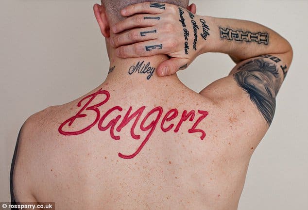 Carl McCoid, 40, on ylpeä 22 Miley Cyrus -henkisestä tatuoinnistaan.
