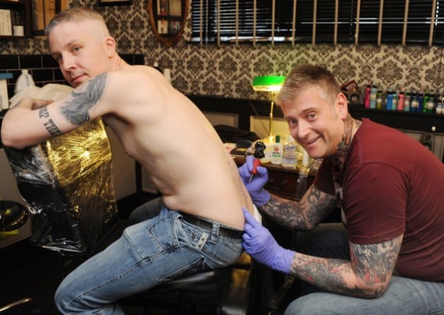 Carl McCoid, 40, saa 22. Miley Cyrusin inspiroiman tatuoinnin.