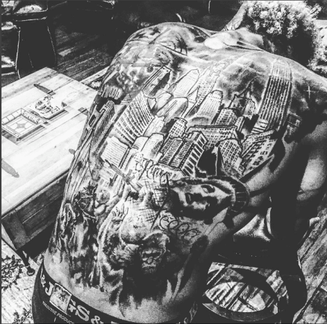 Φωτογραφία: Instagram.Το νέο τατουάζ του Μπέκαμ Michael Jackson καταλαμβάνει ένα καλό μέρος του ποδιού του, αλλά δεν είναι το μεγαλύτερο τατουάζ του. Πέρυσι, ο αστέρας του NFL έκανε το ντεμπούτο του σε ένα τεράστιο Planet of the Apes-meet-New-York-cityscapecoverup στην πλάτη του, που έγινε από τον διάσημο καλλιτέχνη τατουάζ με έδρα τη Νέα Υόρκη, Keith 