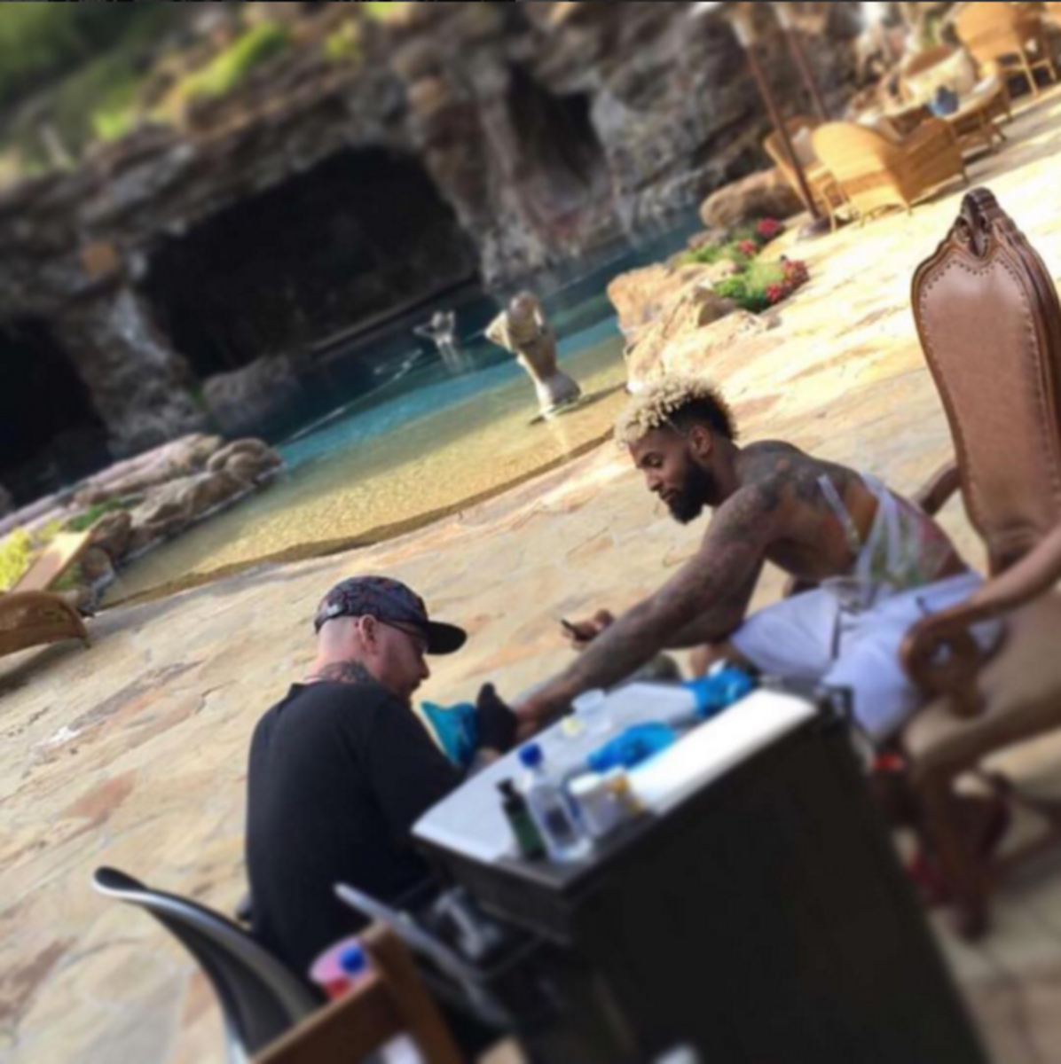 Bang Bang arbejder på en anden tatovering til Beckham.